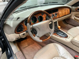 Image 27/75 de Jaguar XK8 4.0 (2000)