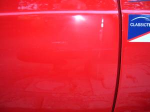 Piccolo segno di carrozzeria sulla portiera dx