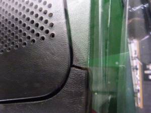 Kleiner 1 cm langer Riss am Lautsprecherausschnitt