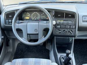 Image 16/33 of Volkswagen Passat 1.8 (1989)