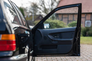 Immagine 37/44 di BMW 328i Touring (1997)