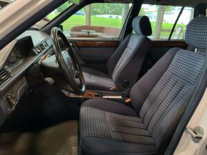 Imagen 5/22 de Mercedes-Benz 220 TE (1993)