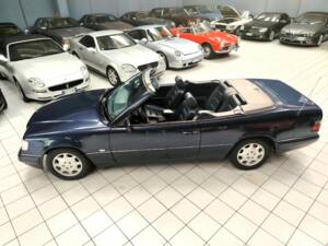 Afbeelding 2/40 van Mercedes-Benz E 200 (1996)