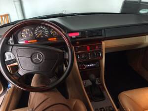 Image 19/22 of Mercedes-Benz E 220 (1996)