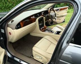Image 21/50 of Jaguar XJ 8 4.2 (2007)