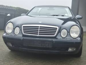 Image 3/8 of Mercedes-Benz CLK 320 (1999)