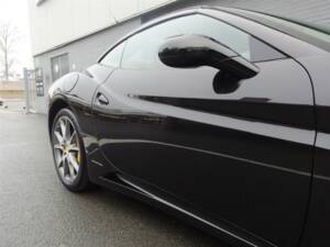 Image 17/99 of Ferrari California (2010)