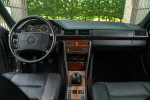 Bild 37/50 von Mercedes-Benz 300 E-24 (1989)