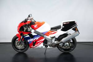 Image 1/42 of Honda RVF 750 (1994)