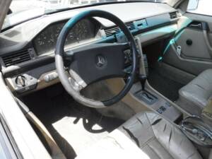 Image 12/12 of Mercedes-Benz 300 TD Turbo (1988)