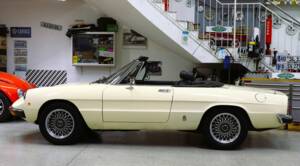 Image 6/25 of Alfa Romeo 2000 Spider Veloce (1982)