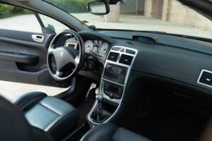 Bild 32/50 von Peugeot 307 CC 2.0i (2004)