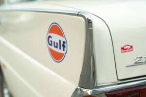 Bild 12/50 von Mercedes-Benz 220 S (1967)