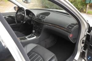 Image 17/72 of Mercedes-Benz E 55 AMG (2002)