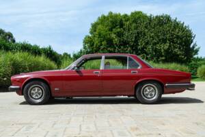 Image 5/50 de Jaguar XJ 6 4.2 (1981)