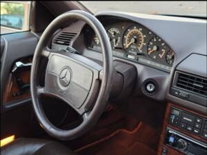 Image 11/17 of Mercedes-Benz 500 SL (1991)