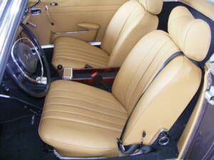 Image 9/36 de Mercedes-Benz 280 SL (1970)
