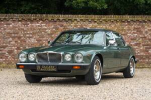 Image 21/50 of Jaguar XJ 6 4.2 (1985)