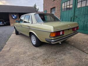 Image 14/73 of Mercedes-Benz 230 E (1985)