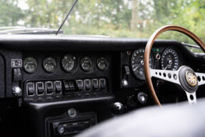 Image 15/17 of Jaguar E-Type (1969)