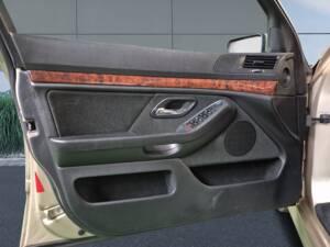 Image 13/13 of BMW 528i (1997)