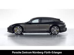 Image 2/9 of Porsche Taycan Turbo S Cross Turismo (2021)