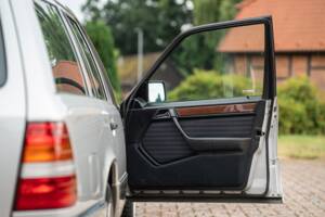 Imagen 46/72 de Mercedes-Benz 250 TD (1991)