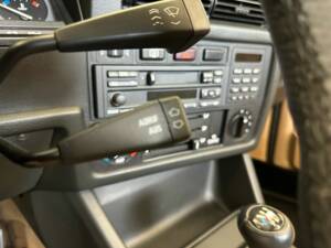 Bild 32/50 von BMW 325i (1989)