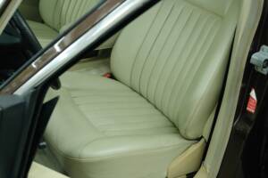 Bild 49/50 von Mercedes-Benz 380 SE (1984)