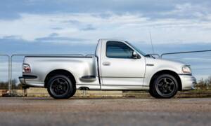 Image 2/50 of Ford F-150 SVT Lightning (2002)