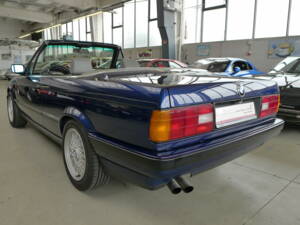 Image 26/37 of BMW 325i (1991)