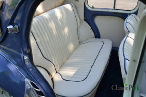 Bild 39/50 von Renault 4 CV Décapotable (1954)