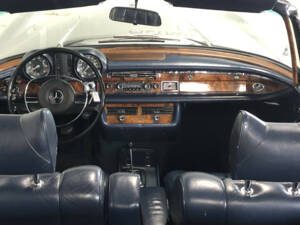 Image 23/31 of Mercedes-Benz 280 SE 3,5 (1970)