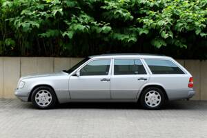 Imagen 6/75 de Mercedes-Benz E 280 T (1994)