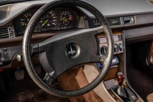 Bild 2/8 von Mercedes-Benz 230 CE (1988)