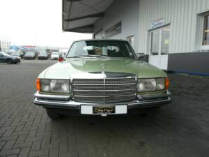 Immagine 2/21 di Mercedes-Benz 350 SE (1977)