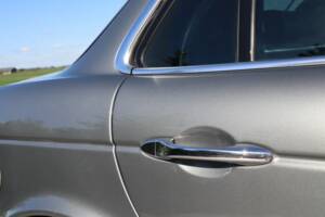 Image 37/50 of Jaguar XJ 8 4.2 (2004)