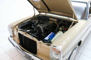 Imagen 10/12 de Mercedes-Benz 200 (1974)