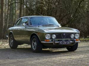Image 6/8 of Alfa Romeo 2000 GT Veloce (1975)