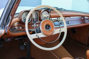 Image 21/32 of Mercedes-Benz 250 SE (1967)