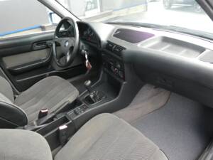 Image 12/16 of BMW 525i (1990)