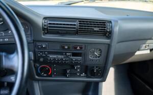 Immagine 24/35 di BMW 320i (1988)