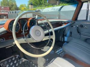 Image 2/8 of Mercedes-Benz 220 SE b (1962)