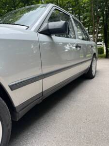 Image 32/32 of Mercedes-Benz 230 E (1987)