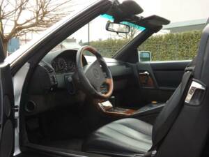 Image 21/50 de Mercedes-Benz 500 SL (1991)