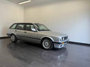 Immagine 4/50 di BMW 325i Touring (1992)