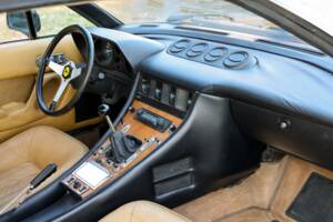 Image 18/32 of Ferrari 400 GT (1977)