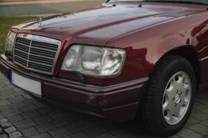 Bild 8/12 von Mercedes-Benz 300 CE-24 (1992)