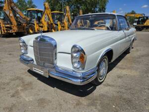 Image 4/8 of Mercedes-Benz 250 SE (1965)