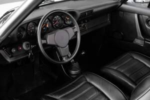 Image 18/46 de Porsche 911 Carrera 3.2 (1984)